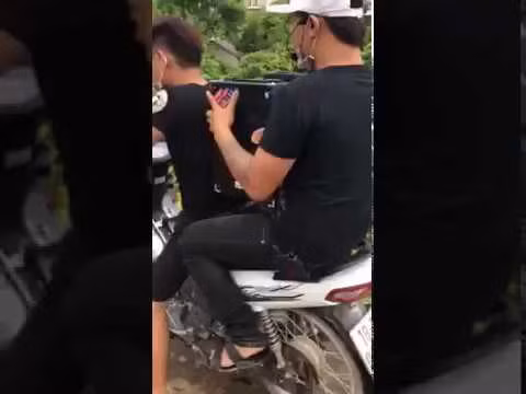 Cụ thể, kết thúc chiến dịch, anh chàng này mất 300.000 đồng tiền chạy quảng cáo, thu về hơn 470 nghìn lượt tương tác, trong đó có 13.500 lượt tương tác có trả phí và 459.000 tương tác tự nhiên. Tổng tương tác cho bài chạy chính: tương đương 1100 lượt chia sẻ, 4700 lượt bình luận và 9000 likes. Đây là một con số ấn tượng và đáng mơ ước của bất kỳ shop online nào khi tham gia chạy quảng cáo trên Facebook