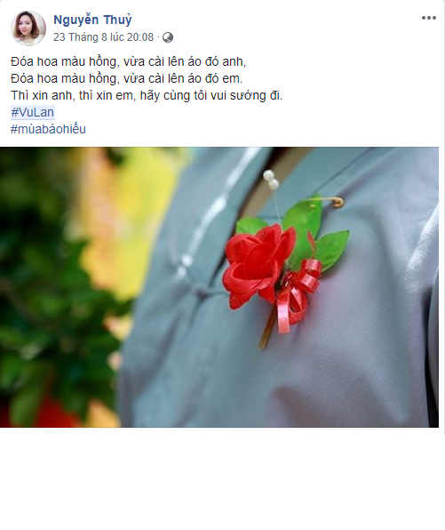 Cài hoa lên áo cùng tri ân đại lễ Vu Lan hướng về cha mẹ.