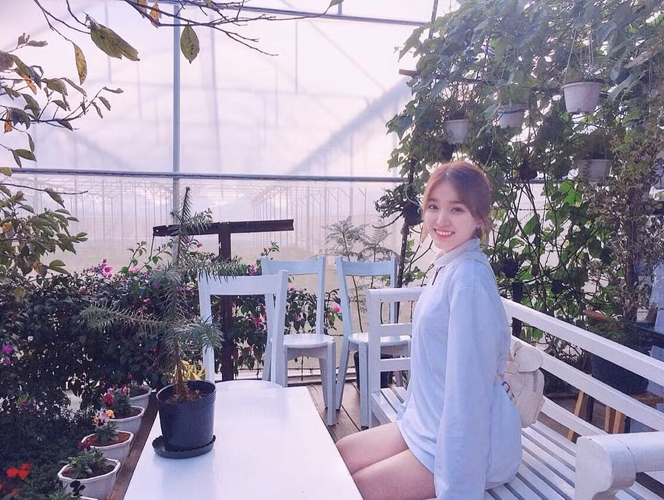 Bản sao ca sĩ Bích Phương - Xuân Hương tên đầy đủ là Lương Hồng Xuân Hương sinh năm 1995 đang là sinh viên năm ba Nhạc viện TP HCM.