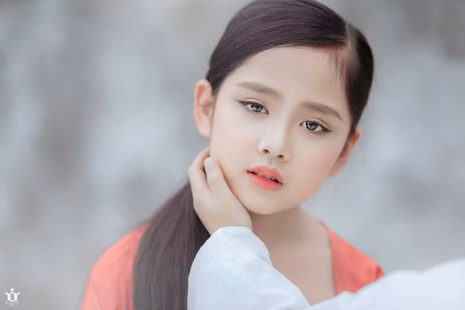 Theo chia sẻ của nhiếp ảnh gia Đỗ Xuân Bút, "tiểu thần tiên" nhí trong bộ ảnh mới của anh có tên Nguyễn Lê Khánh Linh, còn người bạn nam giới diễn chung là Cao Hữu Nhật.