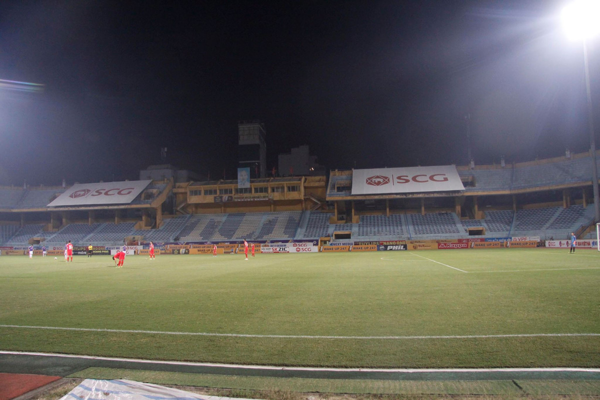 Sự việc xảy ra tới cao trào khi CĐV Nam Định bắn pháo sáng từ khán đài B sang A trúng fan nữ khiến chị này bị thương nặng và phải trải qua 2 ca phẫu thuật an toàn.