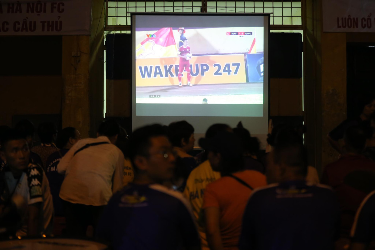 Nhắc lại sự cố trên SVĐ Hàng Đẫy trong trận đấu giữa CLB Hà Nội và Nam Định diễn ra vào ngày 11/9. Sau khi để đội bóng thủ đô dẫn bàn, các CĐV Thành Nam liên tục đốt pháo sáng khu vực khán đài B.