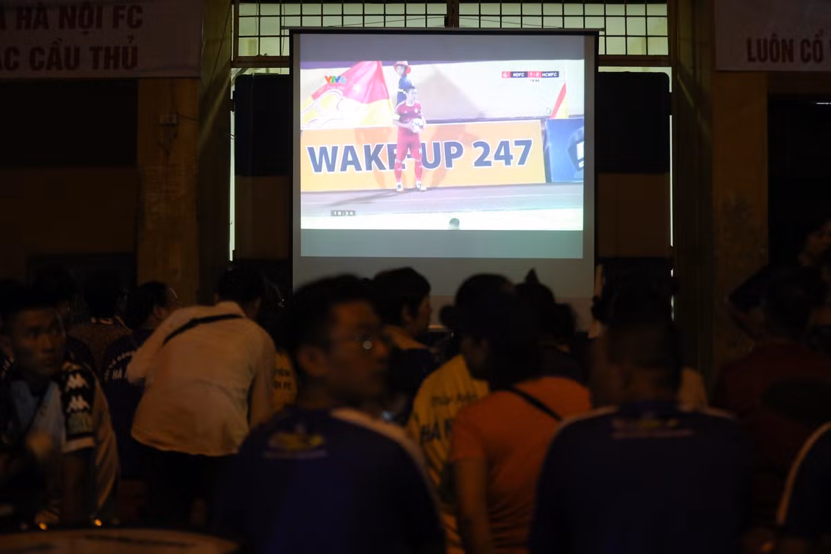 Nhắc lại sự cố trên SVĐ Hàng Đẫy trong trận đấu giữa CLB Hà Nội và Nam Định diễn ra vào ngày 11/9. Sau khi để đội bóng thủ đô dẫn bàn, các CĐV Thành Nam liên tục đốt pháo sáng khu vực khán đài B.