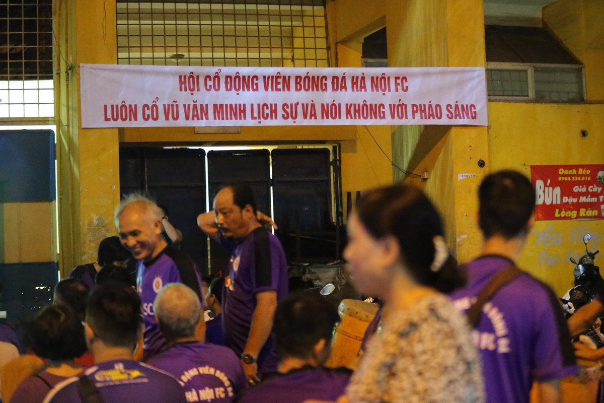 Trận derby giữa CLB Hà Nội FC và Viettel thường sẽ thu hút sự quan tâm rất lớn của người dân thủ đô. Nhưng với án phạt "treo sân" vừa phải nhận, sức hút của trận đấu này giảm đi rất nhiều.