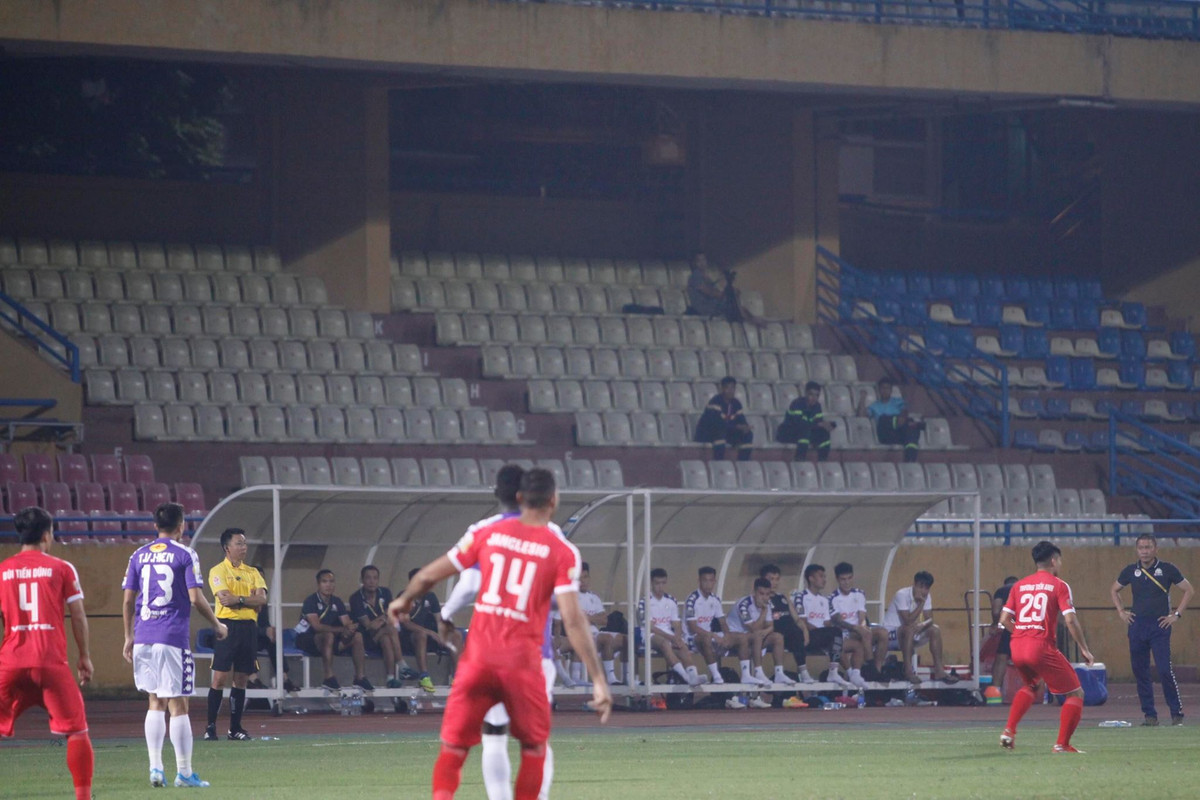 Sau sự cố trên SVĐ Hàng Đẫy, CLB Hà Nội nhận án phạt treo sân 2 trận sân nhà, nộp phạt 85 triệu và CLB Nam Định phải nhận án phạt với số tiền tương đồng.