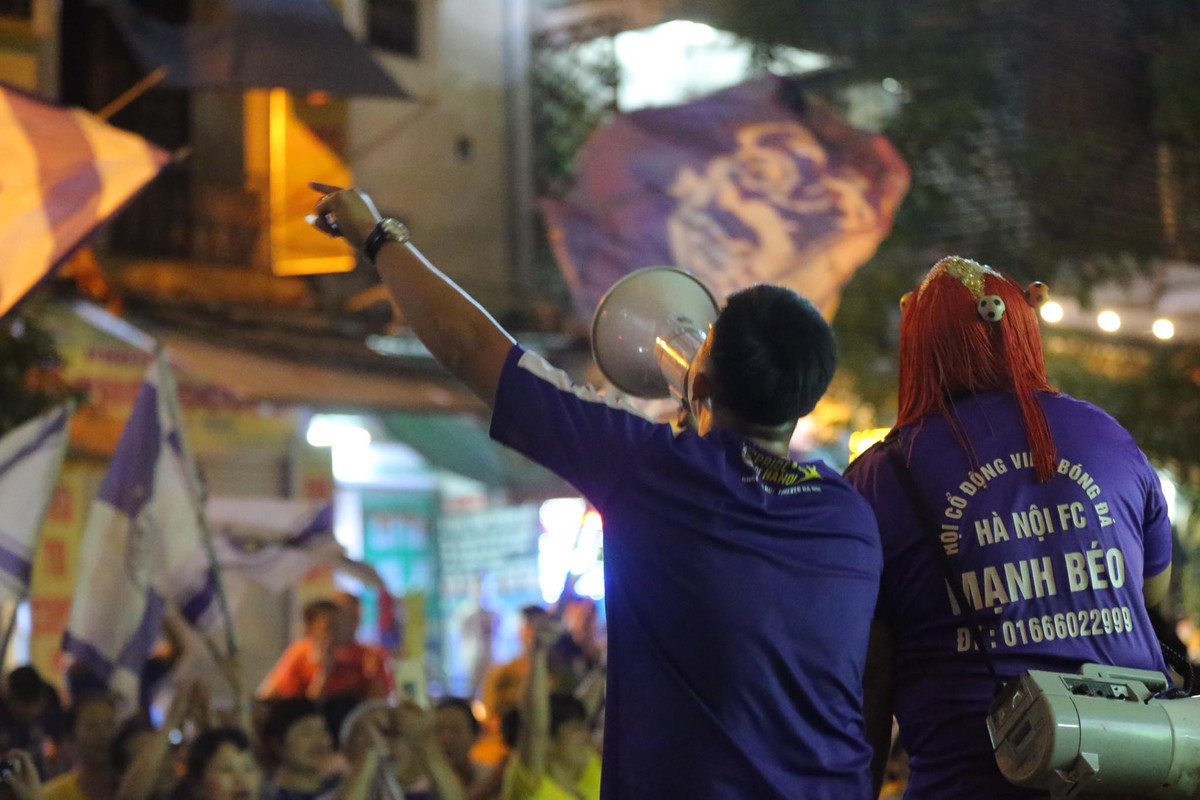 Nhưng cái khó ló cái khôn, chúng tôi với tình yêu đội bóng thủ đô vẫn tìm cách để quy tụ những thành viên để tiếp lửa. Thay vì được vào sân cổ vũ như mọi khi thì chúng tôi sẽ cổ vũ qua màn ảnh nhỏ. Nhưng như các bạn thấy đấy chúng tôi vẫn nhiệt huyết chẳng khác gì khi ngồi trên khán đài". Trung Đức chia sẻ thêm.