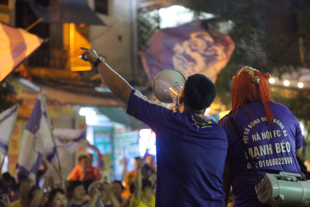 Nhưng cái khó ló cái khôn, chúng tôi với tình yêu đội bóng thủ đô vẫn tìm cách để quy tụ những thành viên để tiếp lửa. Thay vì được vào sân cổ vũ như mọi khi thì chúng tôi sẽ cổ vũ qua màn ảnh nhỏ. Nhưng như các bạn thấy đấy chúng tôi vẫn nhiệt huyết chẳng khác gì khi ngồi trên khán đài". Trung Đức chia sẻ thêm.