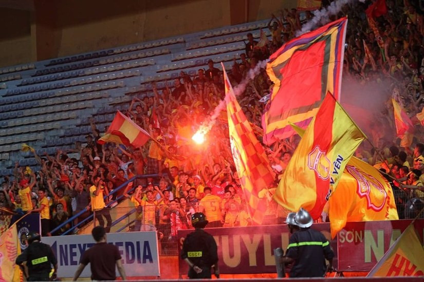 Sau sự cố để CĐV Nam Định bắn pháo sáng trên khán đài khiến fan nữ bị thương nặng, bắt đầu từ vòng 23 V.League 2019, CLB Hà Nội bắt đầu thi hành án phạt "treo sân" trong cuộc tiếp đón CLB Viettel trên SVĐ Hàng Đẫy chiều ngày 15/9.