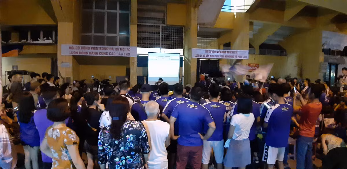 Theo chia sẻ của bạn Trung Đức, nhóm trưởng Hội CĐV Hà Nội Contras cho biết: "Sự cố để CĐV Nam Định đốt pháo sáng trên SVĐ Hàng Đẫy là điều đáng tiếc. Hệ lụy của việc này khiến các CĐV Hà Nội không được vào sân tiếp lửa cho các cầu thủ "con cưng"...