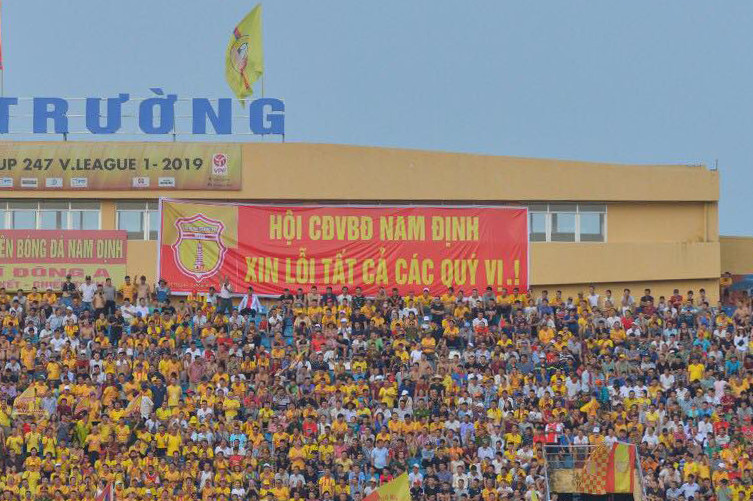 Chiều 15/9, CLB Nam Định tiếp đón CLB TP HCM trên sân Thiên Trường. CĐV Nam Định đã đăng băng rôn với lời xin lỗi gửi đến toàn bộ CĐV khắp cả nước với hành động đáng xấu hổ của mình.