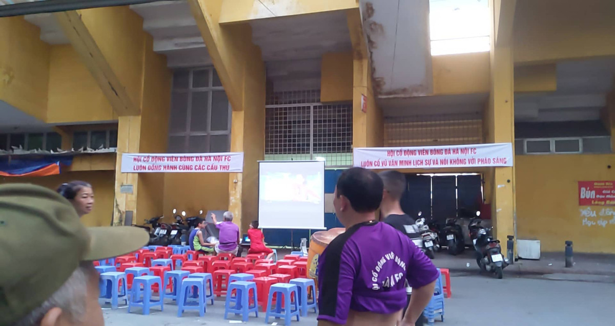 Mặc dù bị "treo sân" sau sự cố để CĐV Nam Định đốt pháo sáng nhưng Hội CĐV CLB Hà Nội vẫn tụ tập ở phía ngoài sân để tiếp lửa cho các cầu thủ thi đấu phía trong sân qua màn hình máy chiếu.