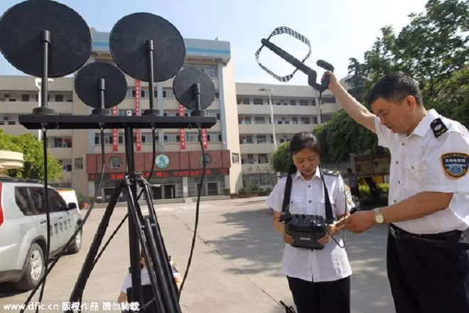 Dùng bộ phá sóng để hạn chế việc tuồn bài từ bên ngoài vào trong phòng thi. Đây cũng là hình thức khiến các cuộc thi trở nên trong sạch hơn rất nhiều.