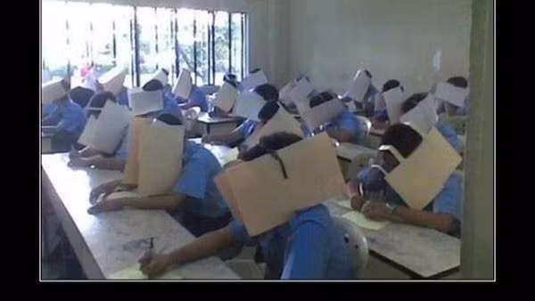 Các thí sinh này chỉ được phép nhìn thẳng vào tờ giấy thi của mình chứ không thể quay ngang, quay dọc "đá" bài bạn ngồi cạnh.