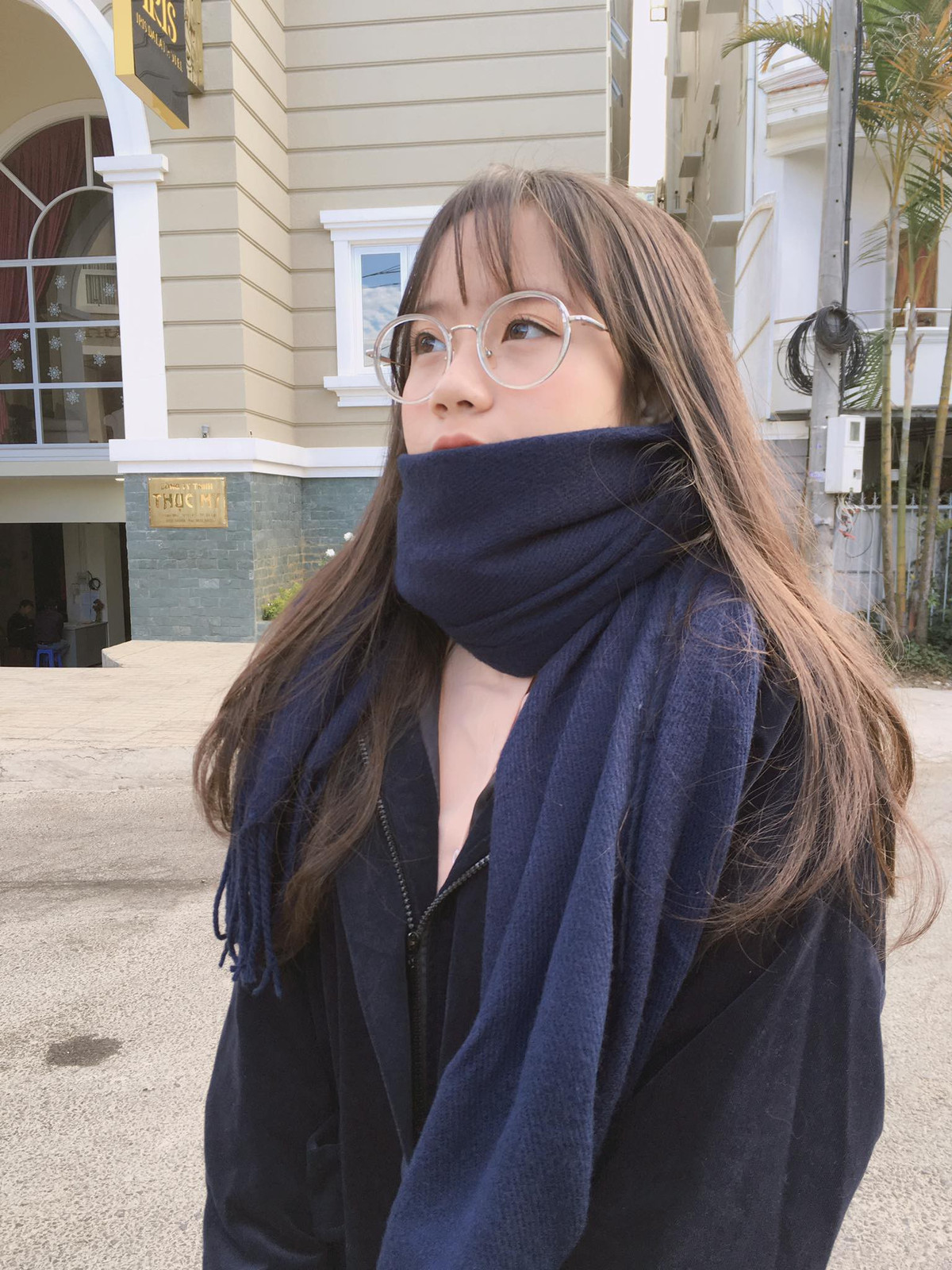 Cặp kính to choán hết gần gương mặt nhưng chẳng khiến Kiều Trang giảm đi độ xinh chút xíu nào.