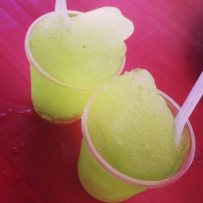 Mấy ai mà quên được món kem hoa quả với kem chanh "thần thánh" này đã từng làm mưa làm gió tại các cổng trường học của thế hệ 8X, 9X.