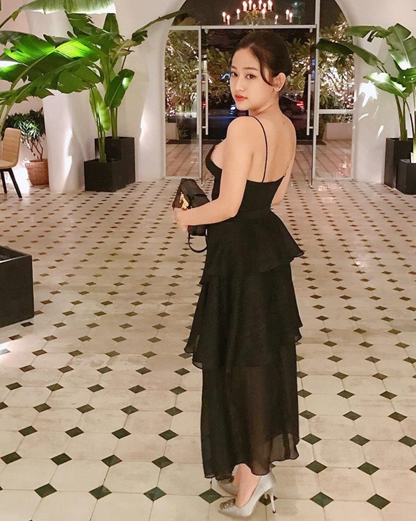 Hiện tại, Thúy Vi vẫn chưa chia sẻ gì thêm về bức ảnh mình bị chụp lén trên và tất cả đều đang mong một lời giải thích của cô nàng hot girl nhiều lần dính dáng đến "lùm xùm" này.