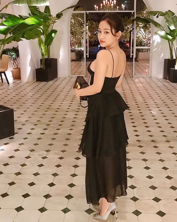 Hiện tại, Thúy Vi vẫn chưa chia sẻ gì thêm về bức ảnh mình bị chụp lén trên và tất cả đều đang mong một lời giải thích của cô nàng hot girl nhiều lần dính dáng đến "lùm xùm" này.