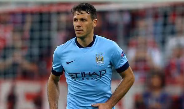 Gánh nặng tuổi tác đã níu kéo đôi chân của Martin Demichelis (Man City). Chính vấn đề này khiến lão tướng người Argentina không thể theo kèm những tiền đạo cao to và tinh quái của Stoke City.
