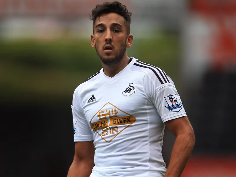 HLV Gary Monk đã tin tưởng cử hậu vệ Neil Taylor theo kèm tiền vệ Ryad Mahrez của Leicester City. Kết quả, “Thiên nga đen” bị “Bầy cáo” đè bẹp với tỷ số 3-0 ngay trên sân nhà Liberty.