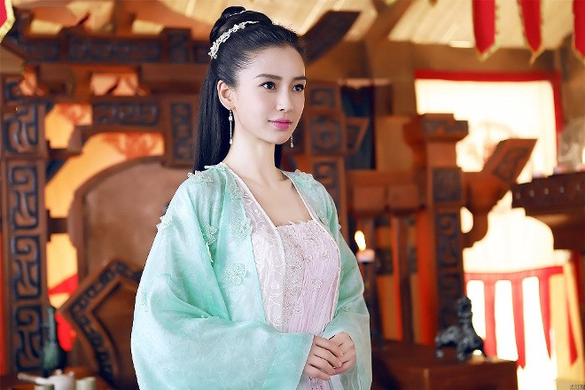 My nhan tuyet sac khuoc tu ngoi vi cao quy, khong chiu nhin ngam long nhan