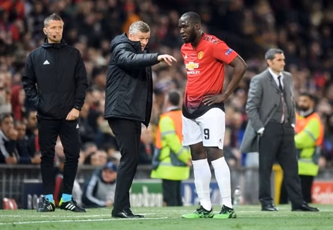 Romelu Lukaku là người nằm trong diện "thanh lý" của MU. Theo Telegraph, cả Bayern Munich, PSG và Inter Milan đều đánh tiếng muốn có được sự phục vụ của tiền đạo 25 tuổi.
