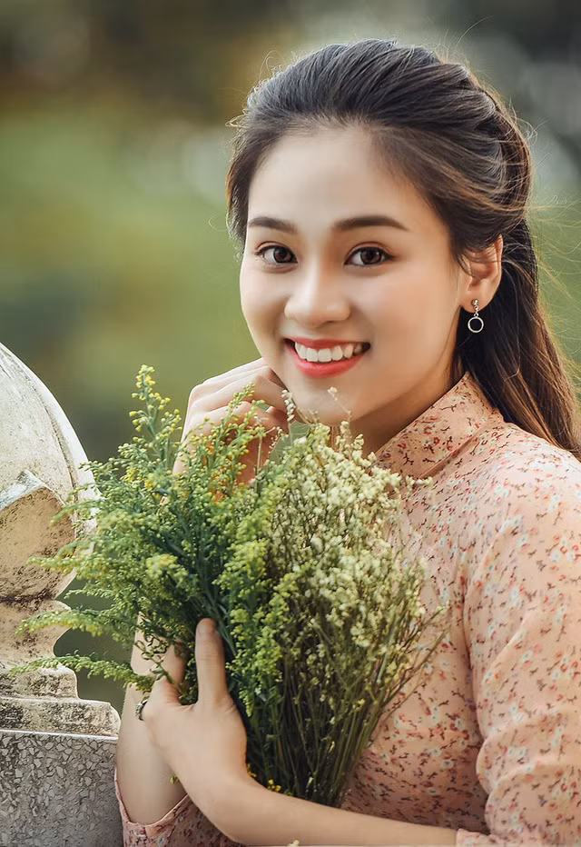 Xinh đẹp, học giỏi, em gái lớp trưởng tên Ngọc Anh được nhiều người biết tới qua những bức ảnh vô cùng đẹp và dịu dàng. Ảnh trong bài: FBNV. 