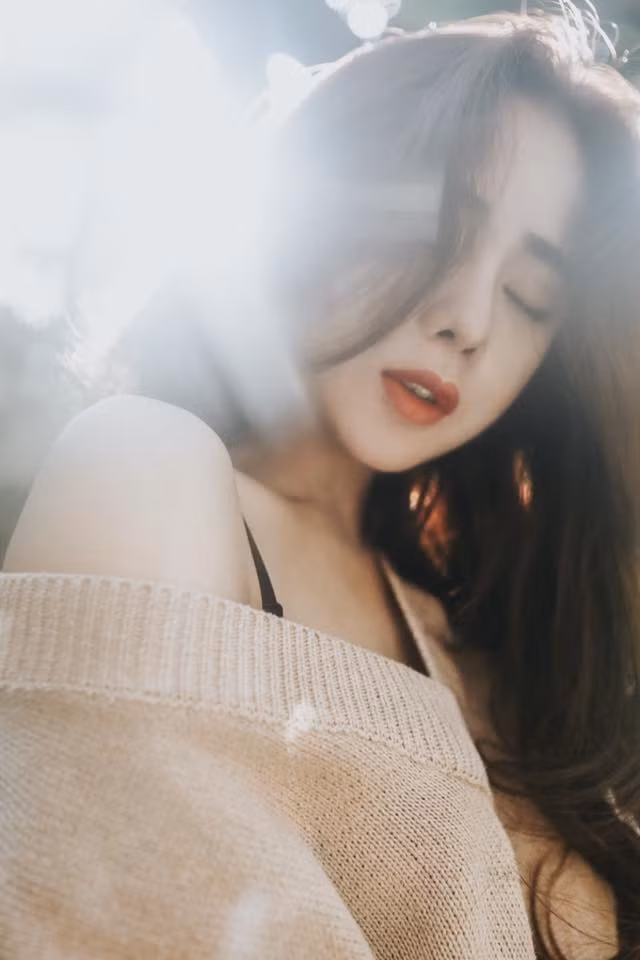 Hà Thương này có niềm đam mê rất lớn với thời trang. Ngoài thời gian lên giảng đường, cô bạn 9X Sài Gòn này còn làm người mẫu ảnh cho các tạp chí, hoạt động giải trí.