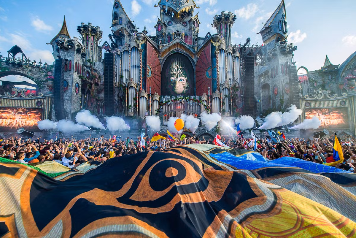 Theo tìm hiểu, một số quốc gia từng tổ chức những đại nhạc hội EDM trên thế giới như Mỹ hay Canada đã phải kiểm tra người tham dự về chất kích thích trong cơ thể. Quy trình đó sẽ được thực hiện bởi DanceSafe - một tổ chức phi chính phủ ra đời năm 1998. Nhiệm vụ của tổ chức này là ngăn chặn, cũng như giảm thiểu những tác hại gây ra cho raver.