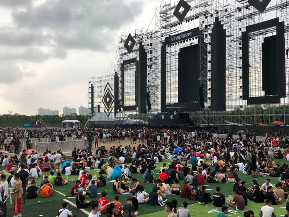 Một trong những xu hướng của lễ hội âm nhạc đang nổi lên trên thế giới gần đây là "âm nhạc im lặng". Lễ hội âm nhạc dạng này diễn ra một cách “im lặng”. Người ngoài nhìn vào chỉ thấy một đám đông lắc lư theo nhạc cùng những ánh đèn rực rỡ từ phía sân khấu, còn người tham gia sẽ được phát tai nghe.