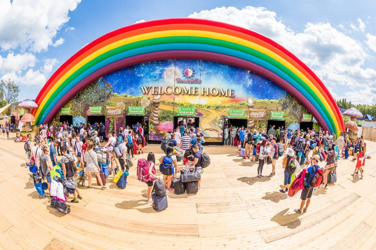 Những lễ hội âm nhạc EDM không chỉ là mà các bạn trẻ nơi hòa mình vào âm nhạc, ánh sáng, mà còn được xem như bữa tiệc thời trang. Bởi trang phục tham dự hoàn toàn tự do và không theo phong cách bắt buộc nào cả. Người tham dự có thể ăn mặc một cách sexy hay bất thường, kỳ dị và mọi thứ đều được chấp nhận.