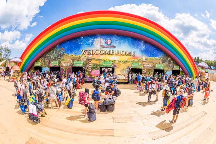 Những lễ hội âm nhạc EDM không chỉ là mà các bạn trẻ nơi hòa mình vào âm nhạc, ánh sáng, mà còn được xem như bữa tiệc thời trang. Bởi trang phục tham dự hoàn toàn tự do và không theo phong cách bắt buộc nào cả. Người tham dự có thể ăn mặc một cách sexy hay bất thường, kỳ dị và mọi thứ đều được chấp nhận.