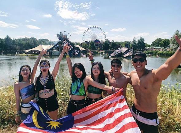 Một điểm thú vị của loại hình lễ hội âm nhạc "im lặng" là những chiếc tai nghe được kết nối với nguồn thông qua radio. Như thế, người nghe hoàn toàn có thể điều chỉnh theo ý muốn và có nhiều sự lựa chọn hơn. Ví dụ, nếu DJ bắt đầu một bài rap và bạn không thích điều đó, thì hoàn toàn có thể chuyển qua một kênh khác.