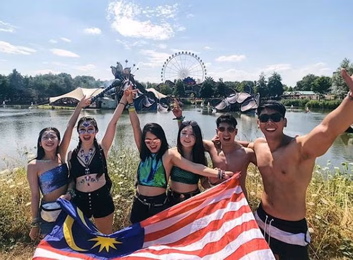 Một điểm thú vị của loại hình lễ hội âm nhạc "im lặng" là những chiếc tai nghe được kết nối với nguồn thông qua radio. Như thế, người nghe hoàn toàn có thể điều chỉnh theo ý muốn và có nhiều sự lựa chọn hơn. Ví dụ, nếu DJ bắt đầu một bài rap và bạn không thích điều đó, thì hoàn toàn có thể chuyển qua một kênh khác.