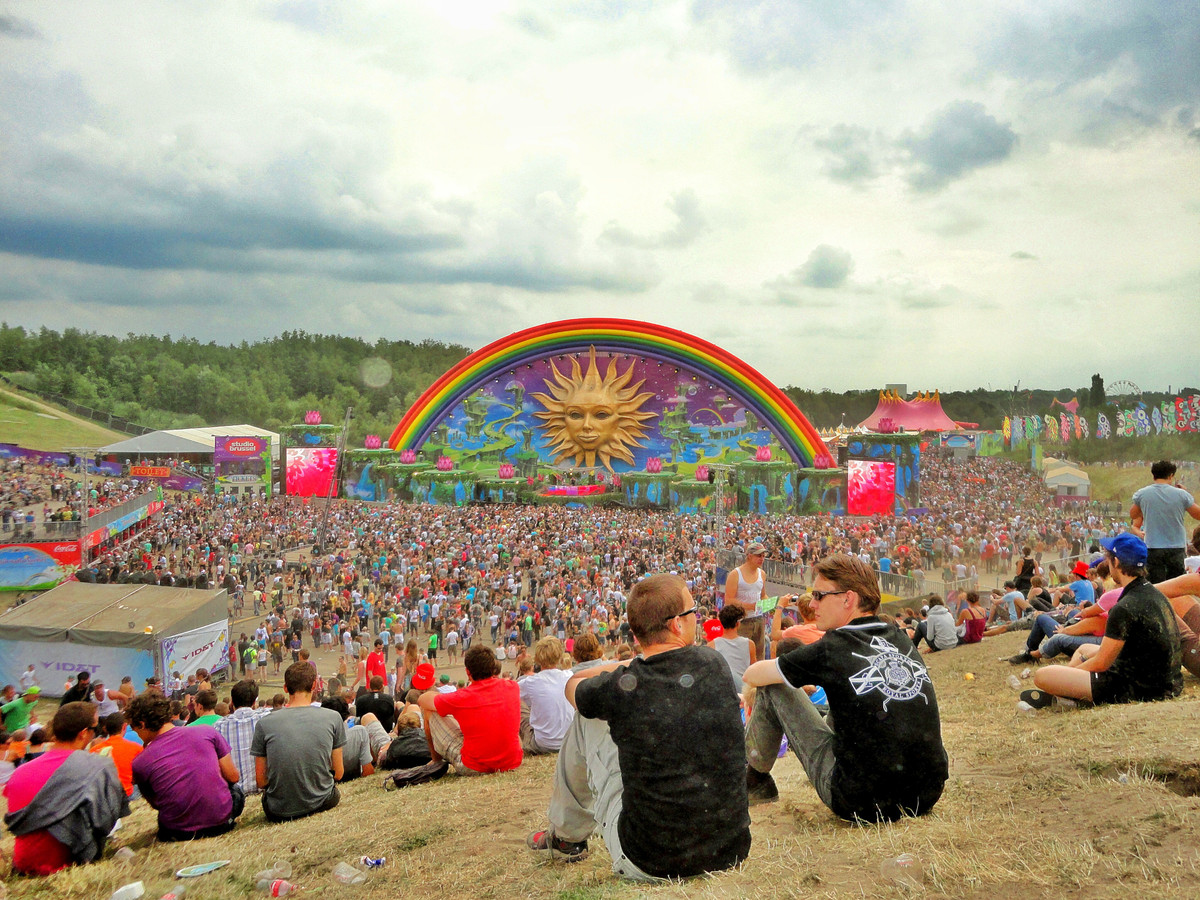 Tuy nhiên, hành động kiểm tra chất kích trên khiến nhiều người tẩy chay các đại nhạc hội âm nhạc và nó bị bãi bỏ, sau đó được thay đổi thành việc đặt bàn trước cổng các lễ hội và cung cấp thông tin, tác hại của các loại chất gây nghiện.