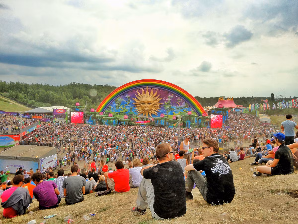 Tuy nhiên, hành động kiểm tra chất kích trên khiến nhiều người tẩy chay các đại nhạc hội âm nhạc và nó bị bãi bỏ, sau đó được thay đổi thành việc đặt bàn trước cổng các lễ hội và cung cấp thông tin, tác hại của các loại chất gây nghiện.