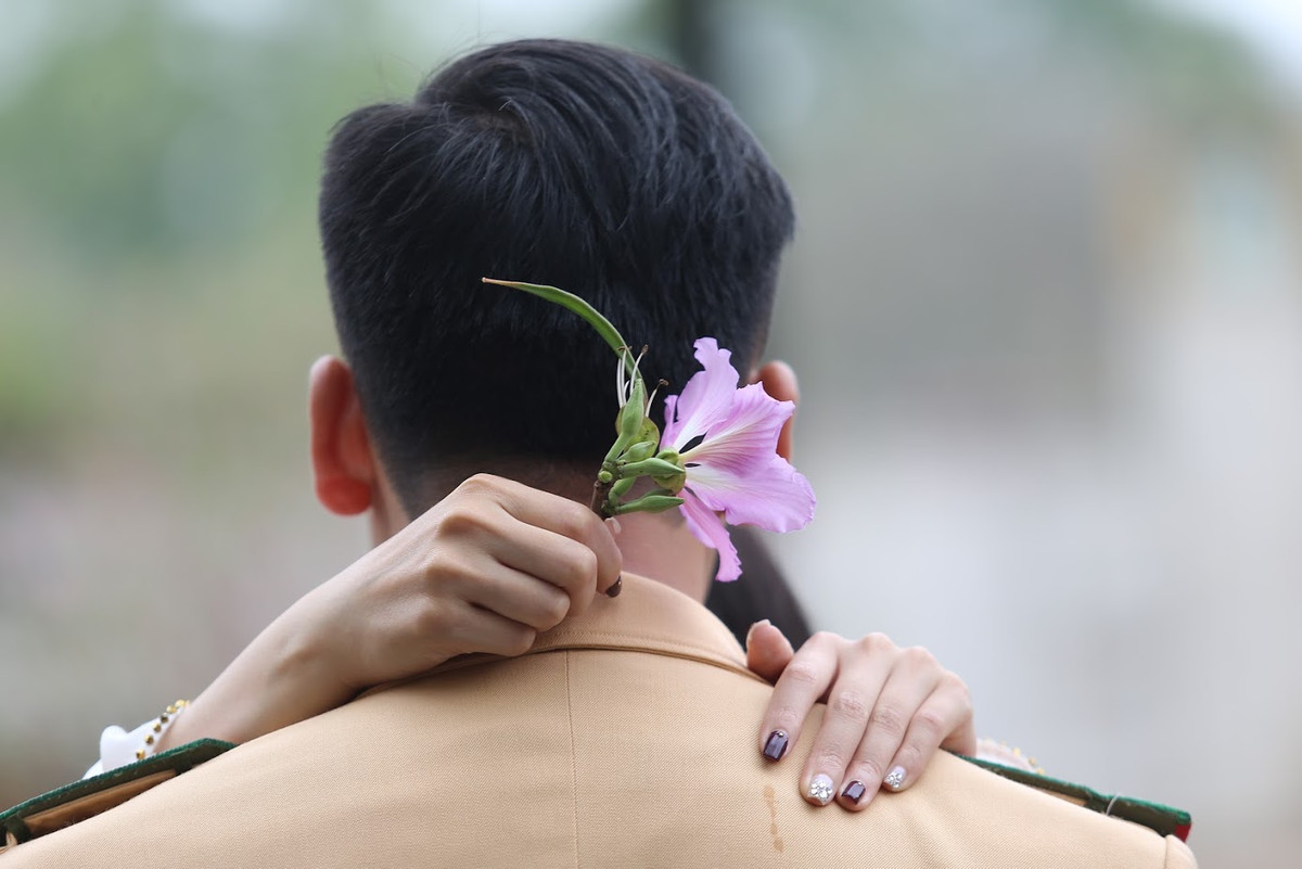 Sắc trắng pha lẫn tím hồng nhẹ nhàng của hoa ban không chỉ cuốn hút các bạn trẻ mà còn làm xao xuyến cả những người lớn tuổi, níu chân họ ngắm nhìn.