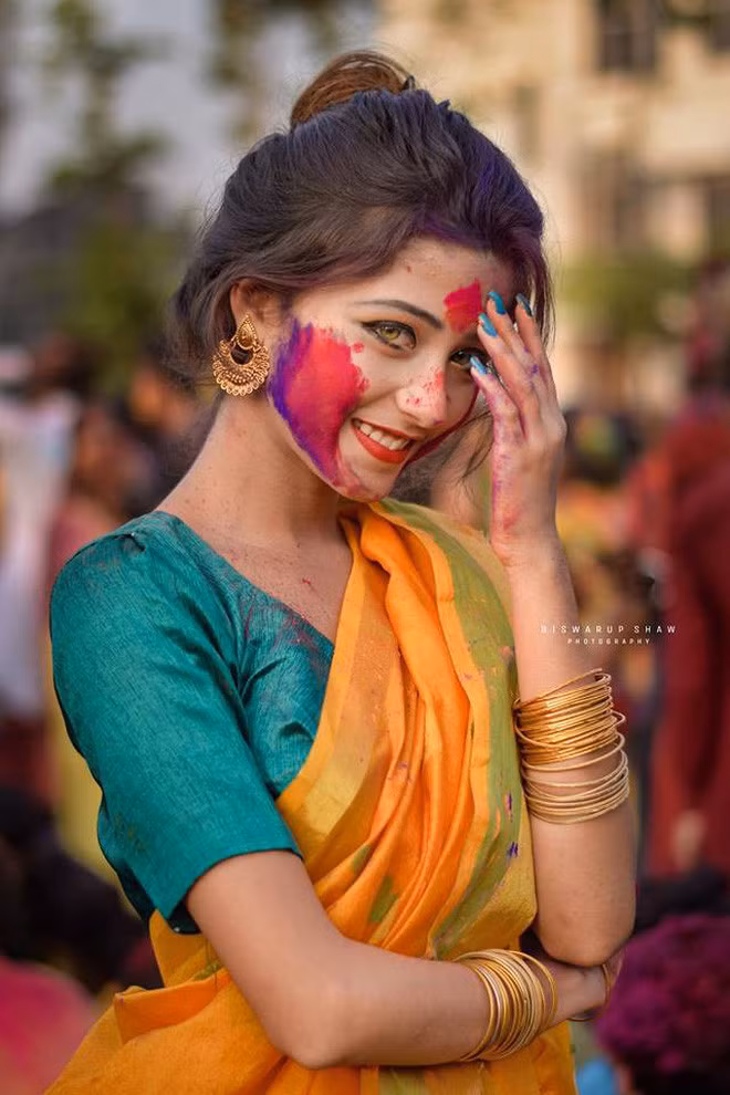 Nhưng những hình ảnh của cô vẫn đang được chia sẻ rầm rộ và hầu hết đều dành những lời khen có cánh cho nhan sắc của Joyeeta Sanyal.