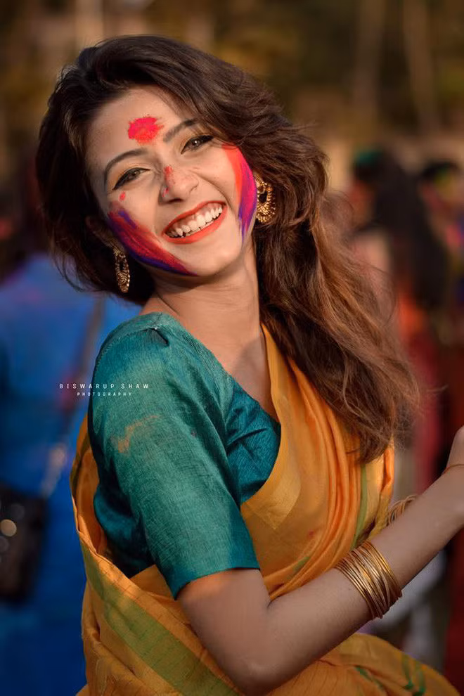 Với đôi mắt màu hổ phách trong veo cô gái Ấn Độ trên khiến người đối diện cảm thấy như bị cuốn sâu vào đó.