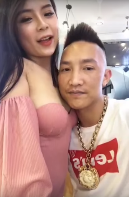 Sau khi phát hiện dương tính với ma túy, Huấn Hoa Hồng bị CA TP HCM đưa đi cải tạo bắt buộc. Từ thông tin này, mọi ngóc ngách của gã giang hồ mạng được CĐM chú ý và đáng chú ý nhất có lẽ là nhan sắc cô bạn gái của Huấn.