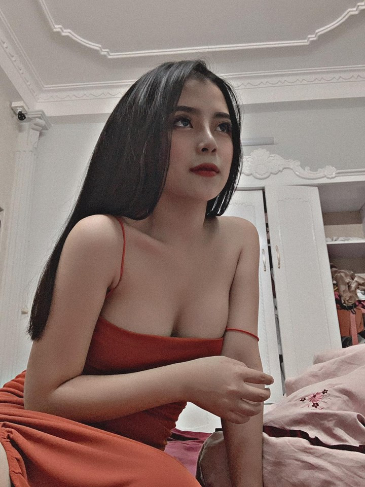 Chân dung cô bạn gái xinh đẹp của Huấn Hoa Hồng.