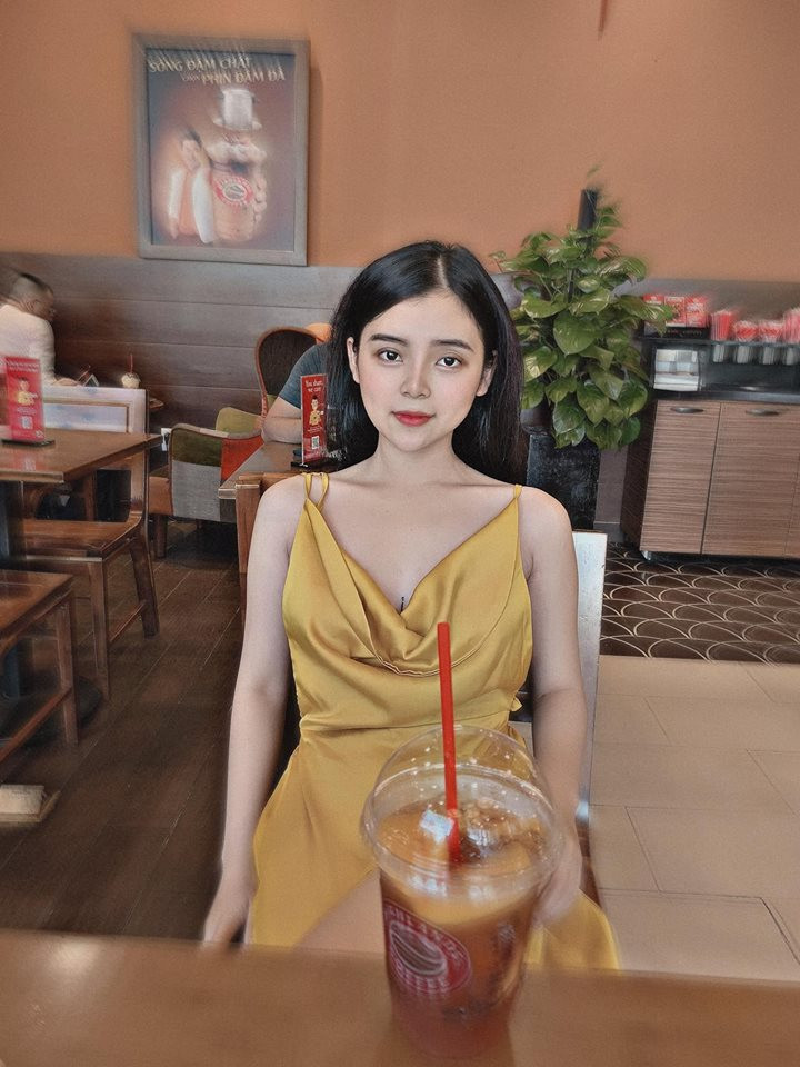 Ngoài những bức ảnh ăn mặc quyến rũ, Ngọc Linh cũng "đổi gió", diện những trang phục kín đáo theo phong cách dễ thương.