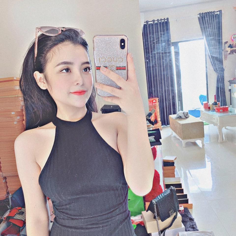 Không thể phủ nhận rằng, dù với phong cách nào bạn gái Huấn Hoa Hồng cũng vô cùng nổi bật.