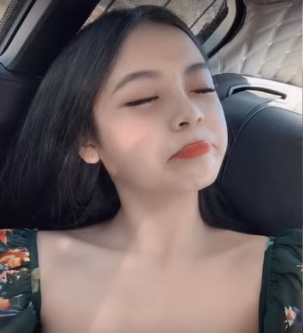 Theo nhận xét của nhiều người, bạn gái của Huấn Hoa Hồng chẳng kém cạnh các hot girl. Cô nàng sở hữu gương mặt xinh xắn với nhiều đường nét thanh tú.