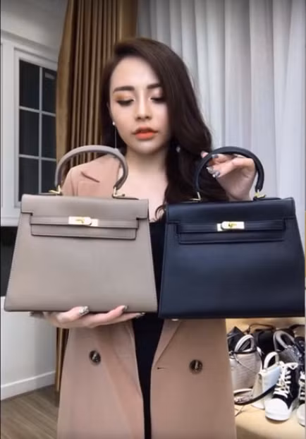 Theo tìm hiểu của CĐM, bạn gái Huấn Hoa Hồng có tên Phạm Ngọc Linh, hiện kinh doanh thời trang online tại TP HCM.