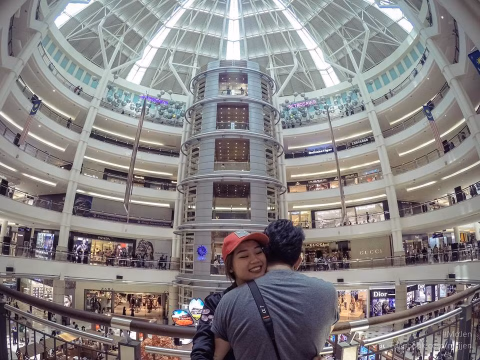 ....Anh đưa Em đi đâu Em cũng theo đó! Em xinh đẹp, nụ cười Em luôn đẹp - là điều chắc chắn. Tương lai xa thế nào không dám nói, cũng không hứa! Anh chỉ cần biết những điều anh làm hết mình cho Em ở hiện tại! Anh đã và sẽ đưa nụ cười của EM đi khắp thế gian"