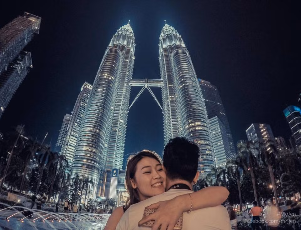 Tạm quên đi Follow Me, mới đây cộng đồng mạng xã hội đang phát cuồng với bộ ảnh Follow Smile (đưa nụ cười em đi khắp thế gian) của cặp đôi Sài thành có tên Nguyễn Nghĩa và Huyền Sang.