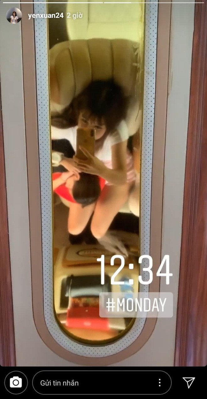 Trước đó, chính bạn gái Đặng Văn Lâm - Yến Xuân cũng đăng tải bức ảnh thể hiện sự thân thiết với Thanh Giang khi để em gái bạn trai ngủ trên đùi mình.