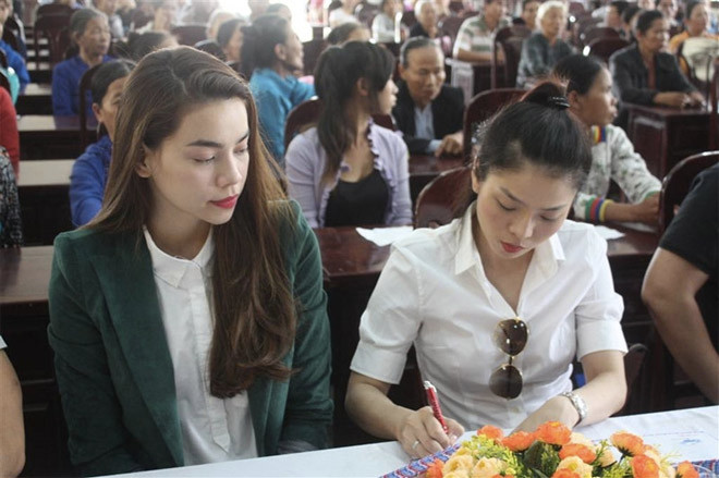 Theo một số nguồn tin, sự rạn nứt của mối quan hệ này xuất phát từ scandal tình ái của Hà Hồ và đại gia kim cương Chu Đăng Khoa. Một số nguồn tin cho biết, lý do khiến Hà Hồ, Lệ Quyên không nhìn mặt là do “nữ hoàng phòng trà” phản đối Hà Hồ quen Chu Đăng Khoa, nhất là những tin đồn xoay quanh “nữ hoàng giải trí” làm người thứ 3 phá hoại hạnh phúc gia đình người khác.