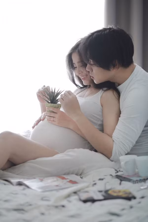 Hình ảnh của Nam Thương xuất hiện trên các trang báo của Trung Quốc với những câu từ ca ngợi hết mức. Nam Thương đã được ưu ái gọi với cái tên “bà bầu xinh đẹp”.