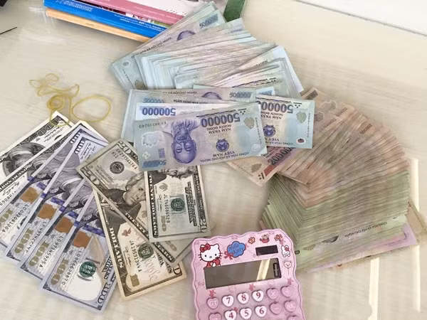 Cách thứ hai giúp các bạn trẻ dễ dàng " nổi tiếng trên mạng" đó là khoe khoang những "quyển" tiền lên mạng xã hội. Điều này khiến rất nhiều thành viên của mạng xã hội cảm thấy chướng tai gai mắt.